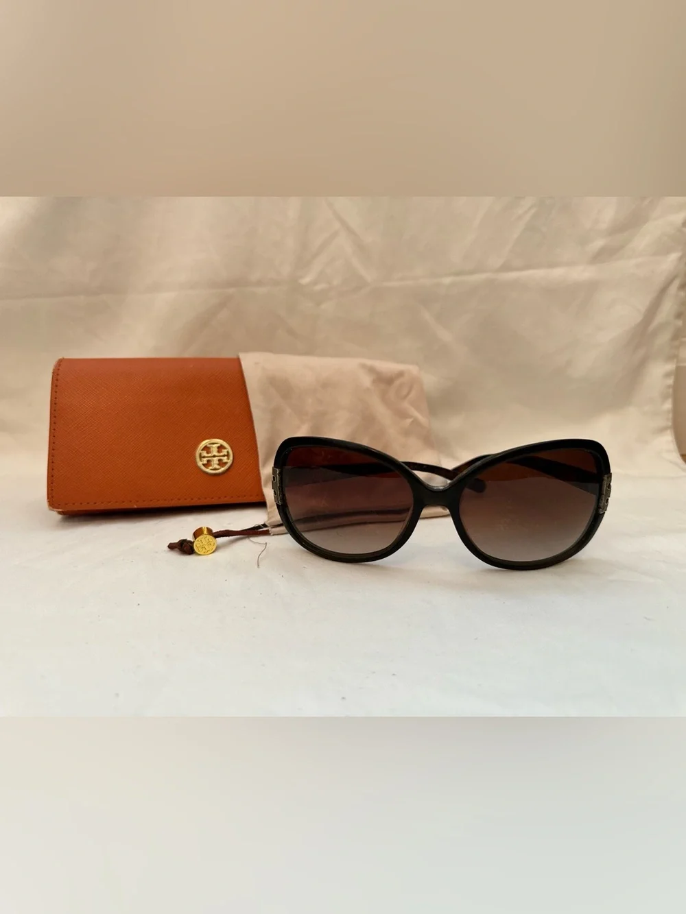 Tory Burch Black Frame Brown Gradient Lens Sunglasses with Orange Case